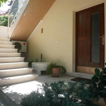 Modern With Private Patio, Bbq, And Close To Apartment